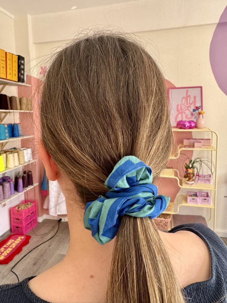 Een scrunchie, gemaakt tijdens de naailes voor tieners van The Sewciety