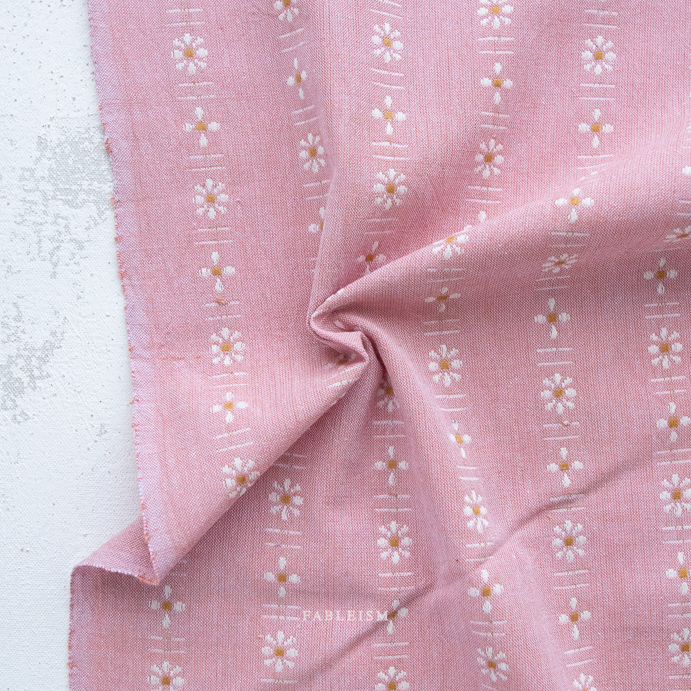 roze yarn dyed geweven katoen stof met bloemetjes uit de Forest Forage collectie van Fableism