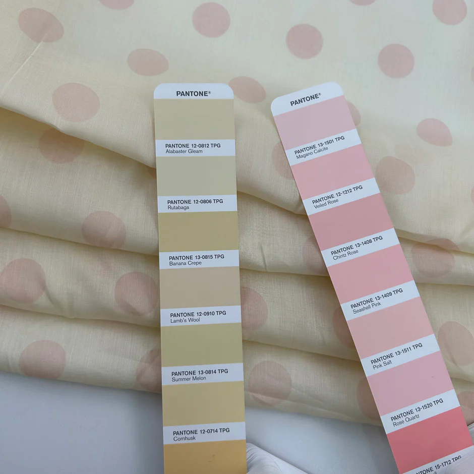 deadstock katoenen voile - butter yellow met roze polkadots - Afbeelding 3