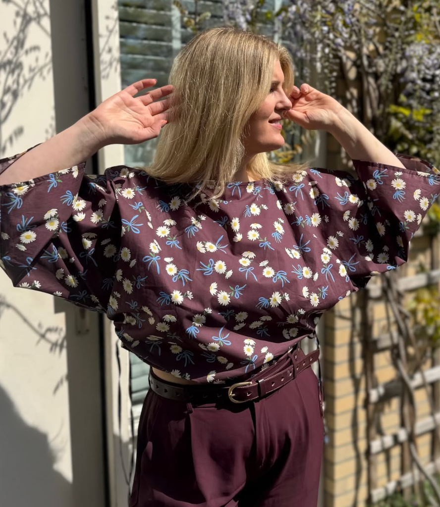 Femke in een blouse gemaakt van een van onze Fabric Godmother stoffen