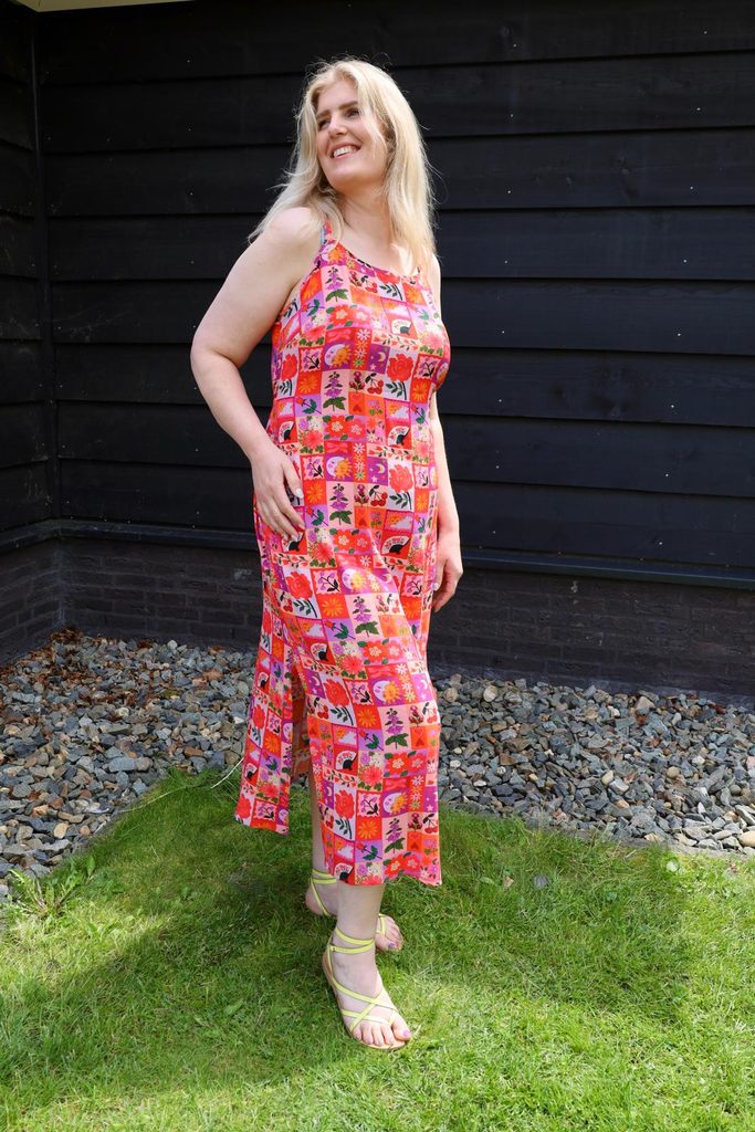 Femke in een jurk van de Fabric Godmother stof met de zomerse postcard print