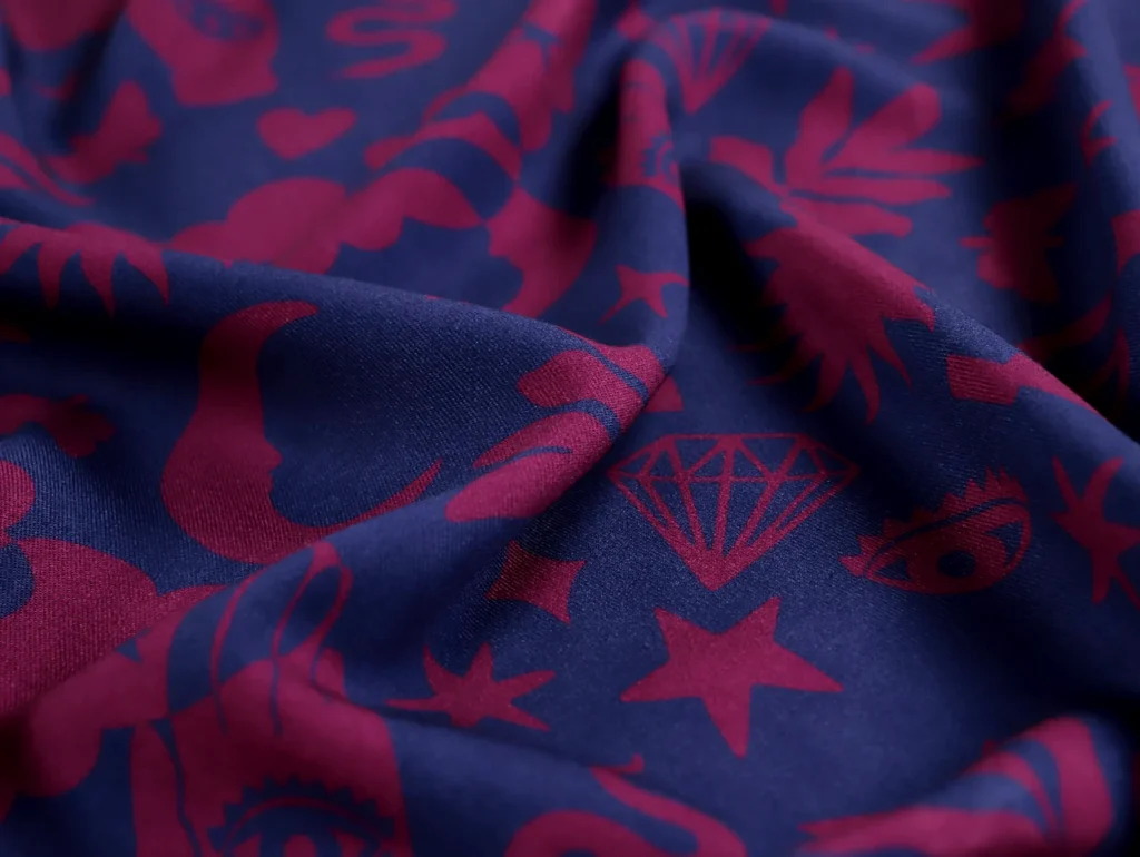 De Rune viscose twill stof van Fabric Godmother in de kleuren burgundy rood en navy blauw
