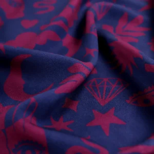 De Rune viscose twill stof van Fabric Godmother in de kleuren burgundy rood en navy blauw