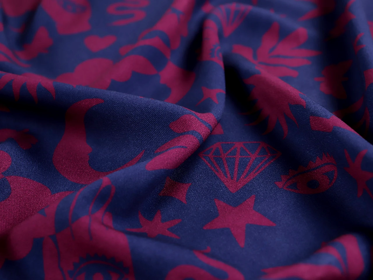 De Rune viscose twill stof van Fabric Godmother in de kleuren burgundy rood en navy blauw
